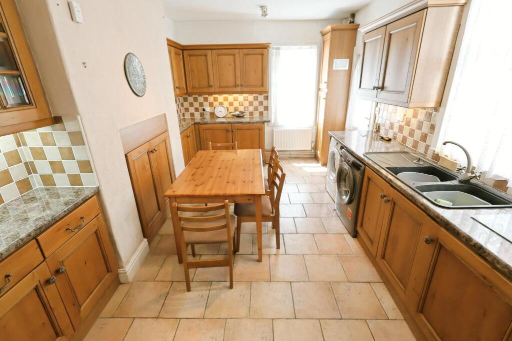 KITCHEN/BREAKFAST ROOM