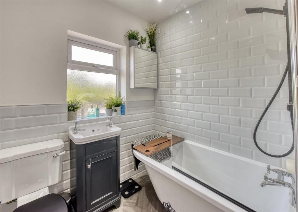 77 The Straits-Bathroom.jpg