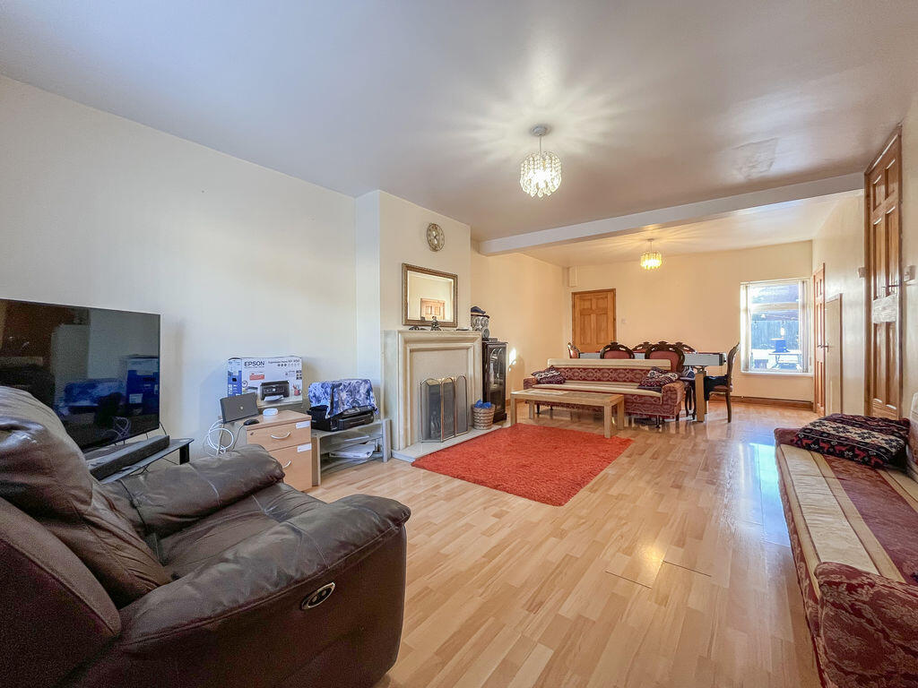 LIVING ROOM/DINER