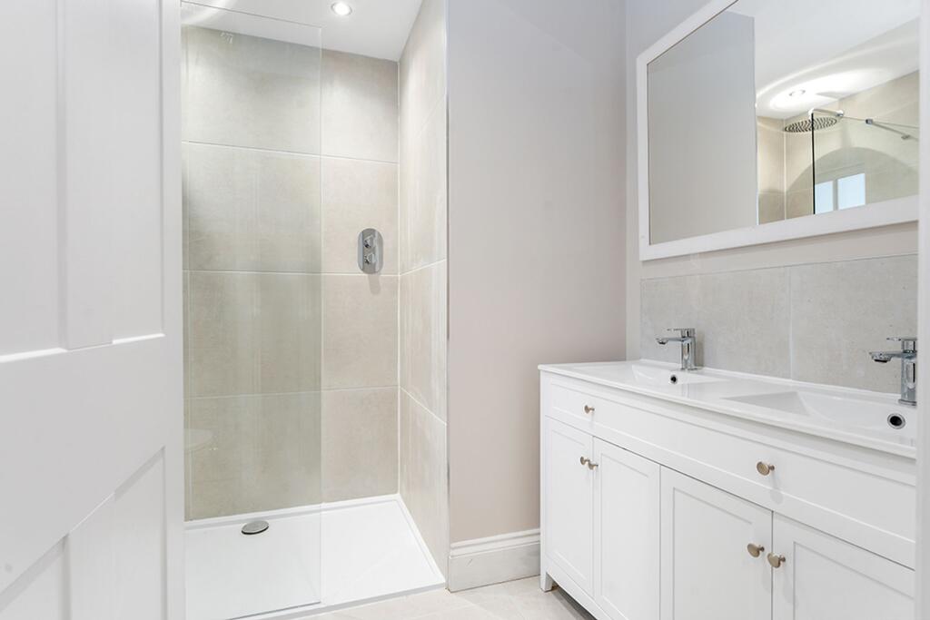 Principal Bedroom En-Suite