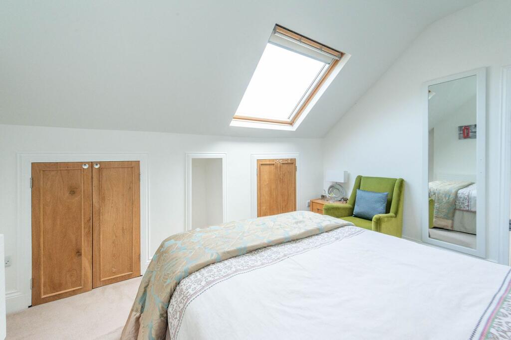 SIX DOUBLE BEDROOMS AND FOUR BATHROOMS