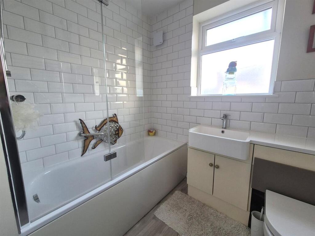 Bathroom (ground floor)
