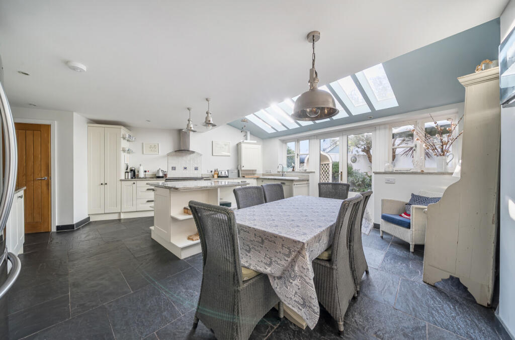 1373360-6-68fb967...