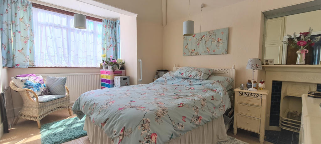 SIDE BEDROOM