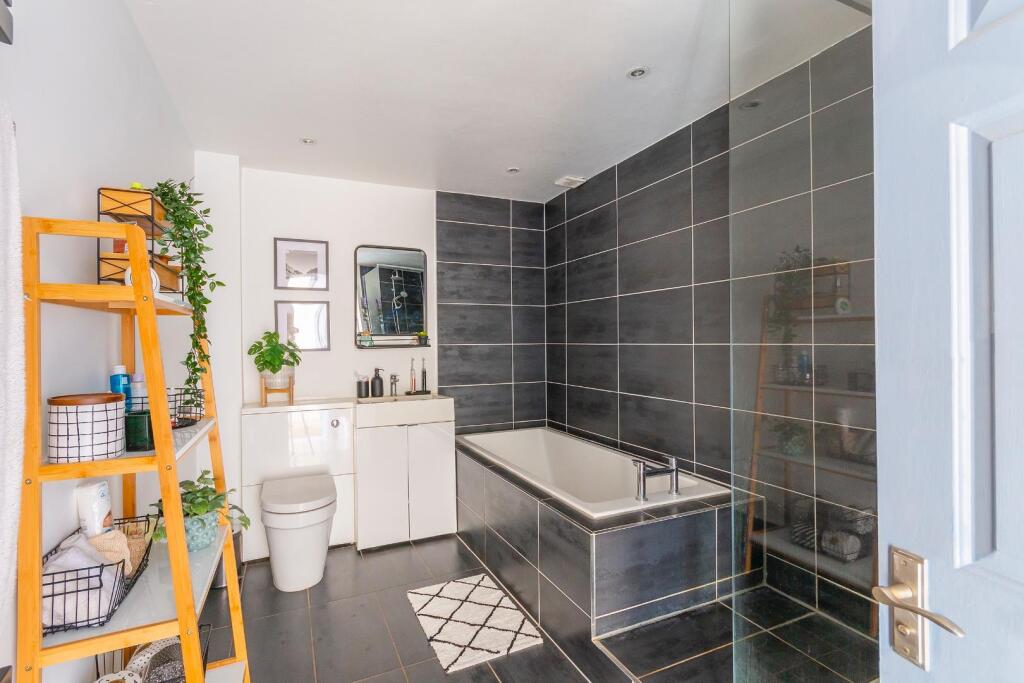 DAORDLEIFGNIRPS57FG - Bathroom B.jpg