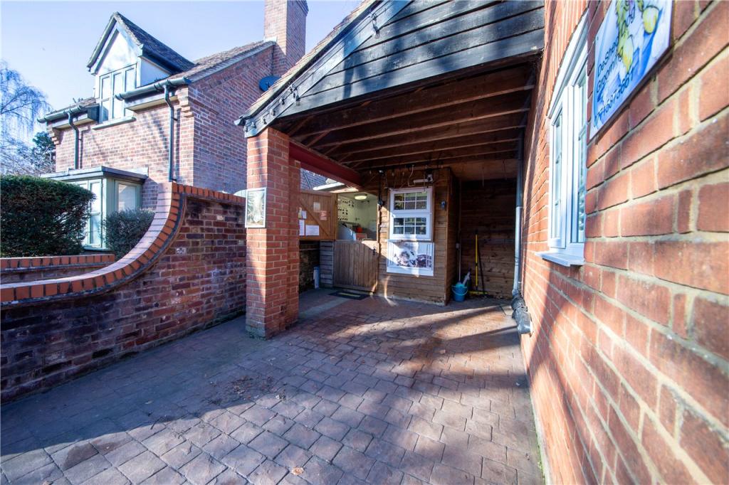 Drive/Car Port