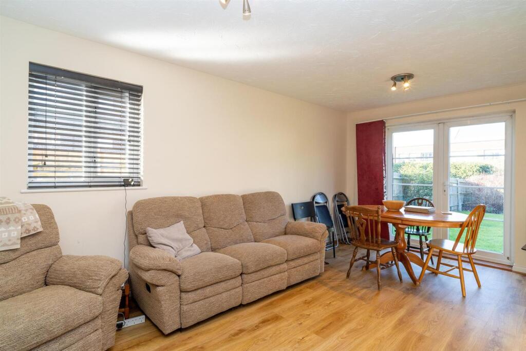 004-46 Kensington Way.jpg