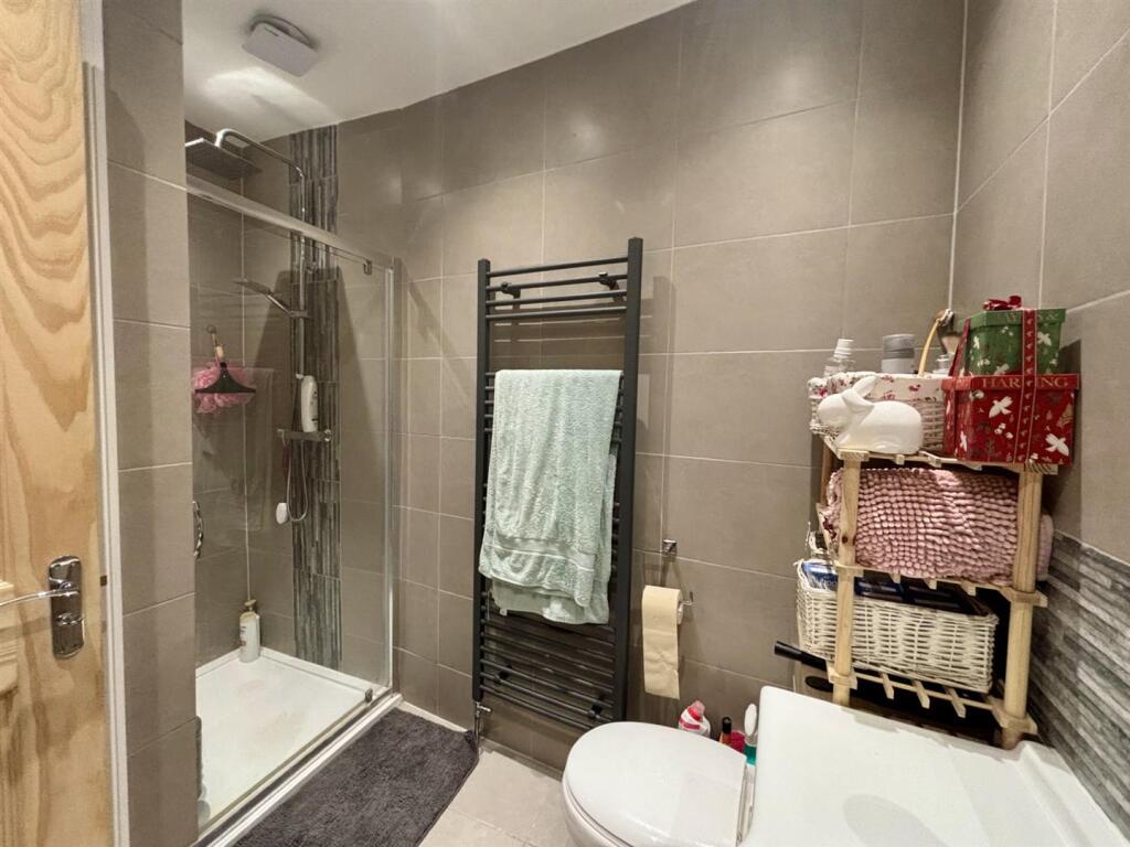 Bathroom 2.jpg
