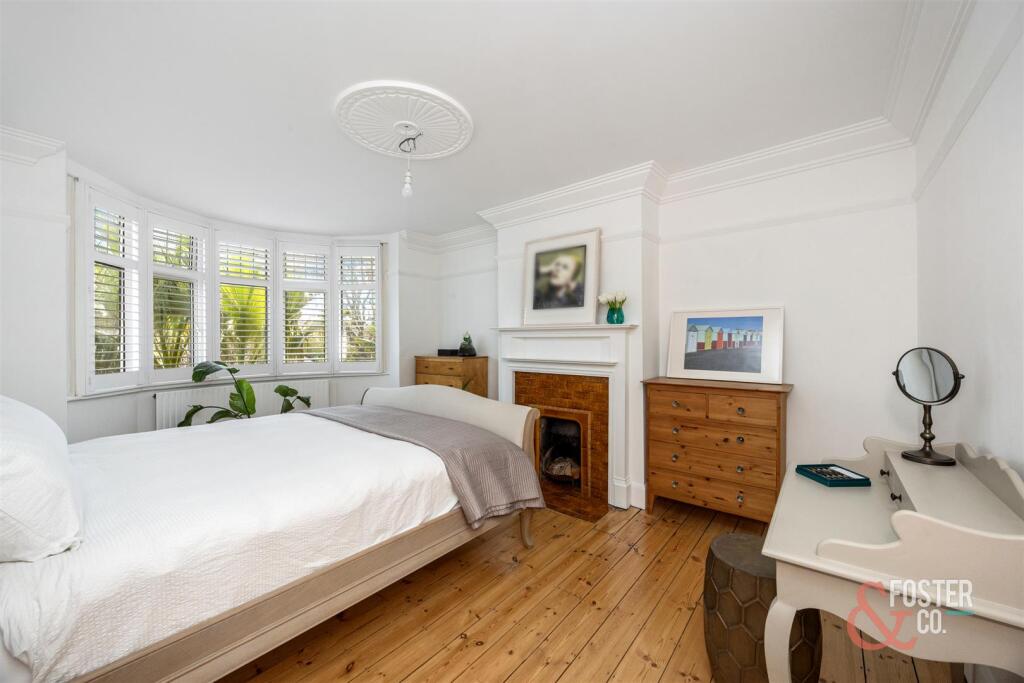 Amesbury Crescent, 4-004.jpg