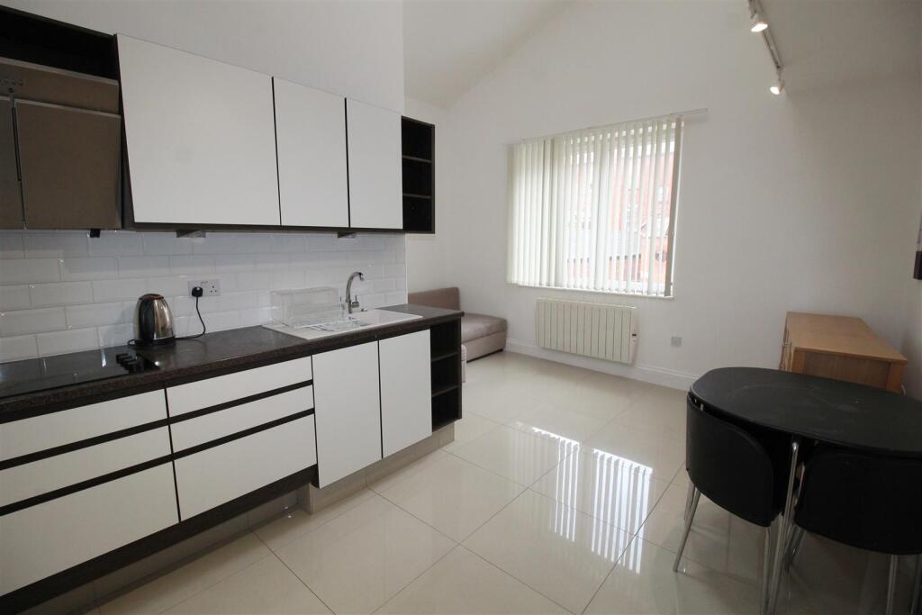 Duckworth Buildings, flat 4, kitchen.JPG