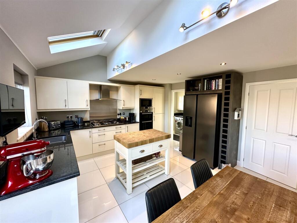 KITCHEN/BREAKFAST ROOM