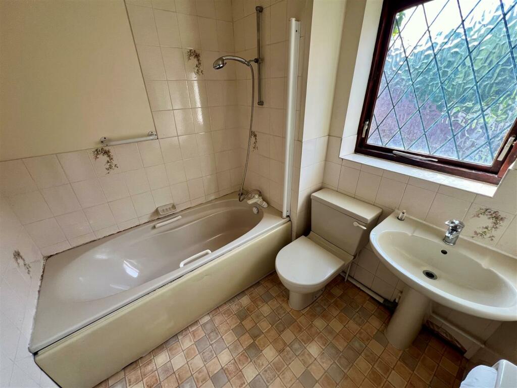 FAMILY BATHROOM