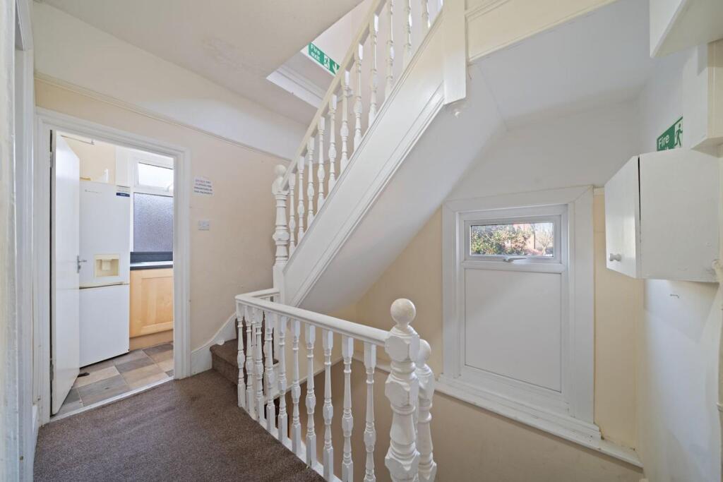 09-417982362 - PropWorld - NS - Top Floor Flat, 8 