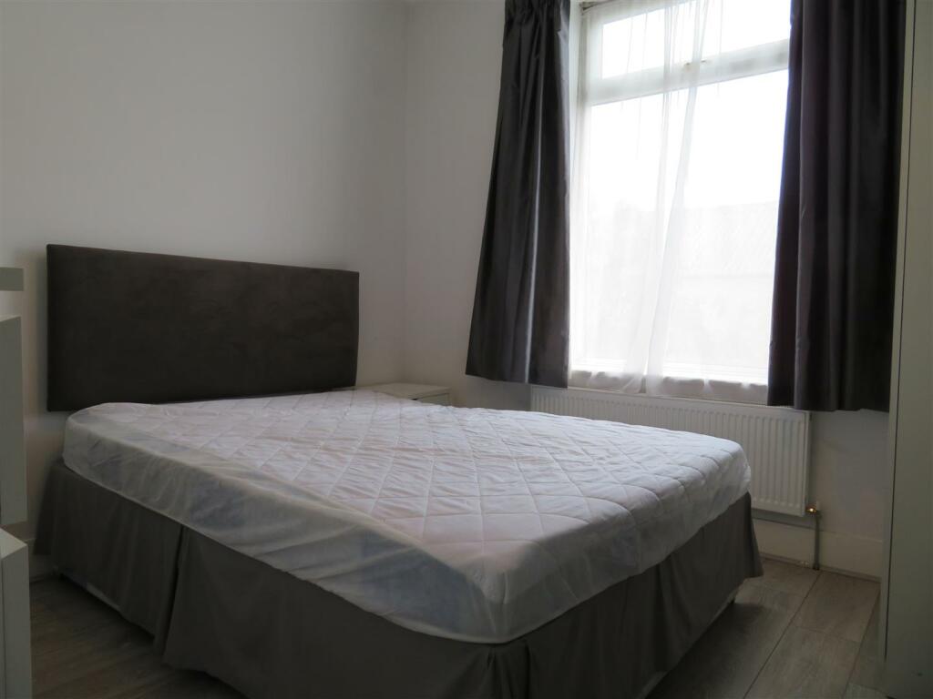 1 Edmund Road Bed3.JPG