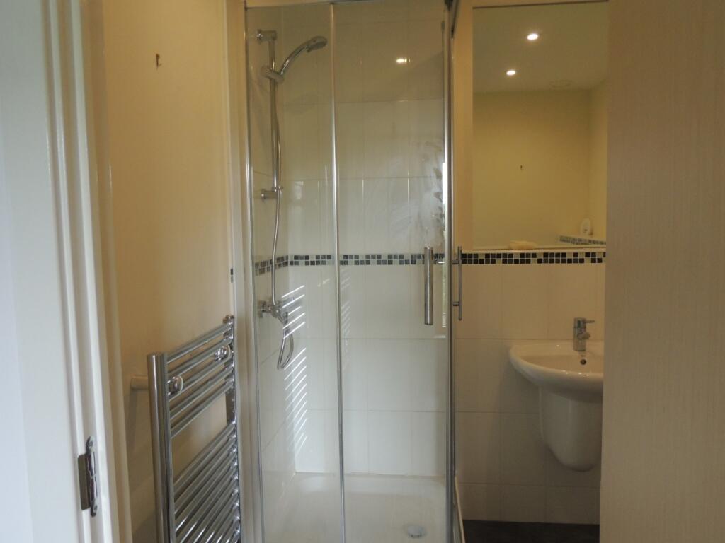 329 Dalgin Place en-suite shower