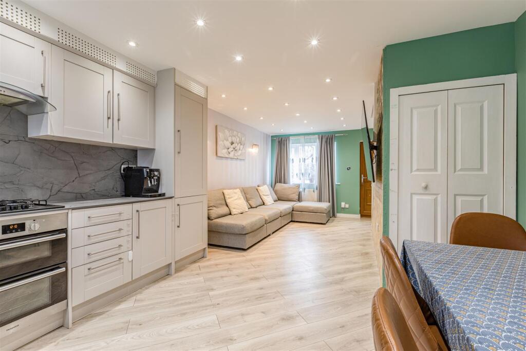 57 Monks Crescent, Addlestone, KT15 1UX - 10.jpg