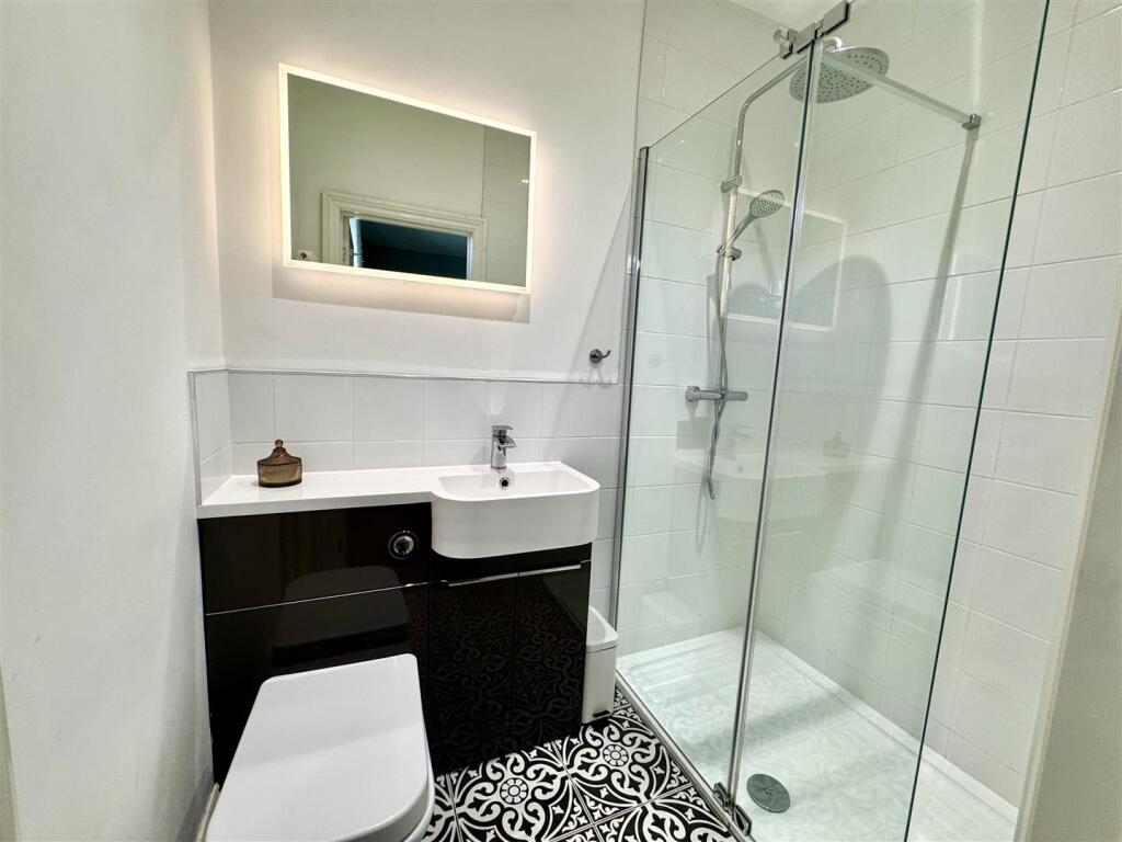 EN-SUITE SHOWER ROOM