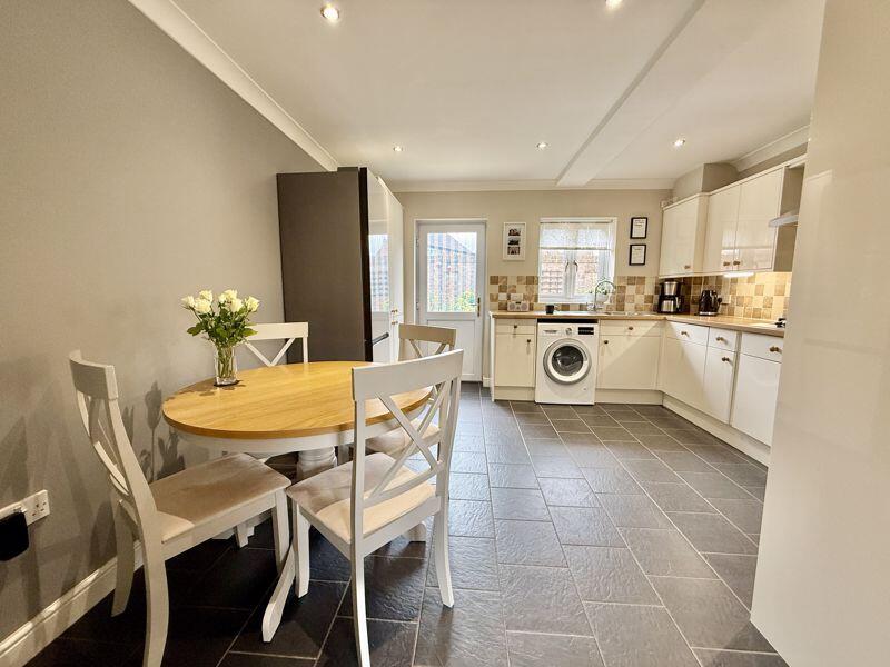 KITCHEN/DINING AREA