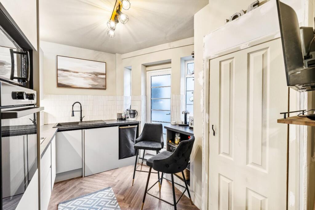 Flat 20, Brittany Court Full Res-13.jpg