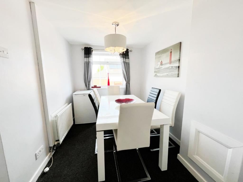 Dining Room pic 1.jpg