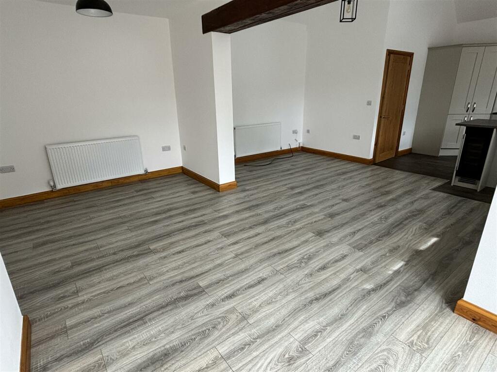 Open plan lounge/dining room