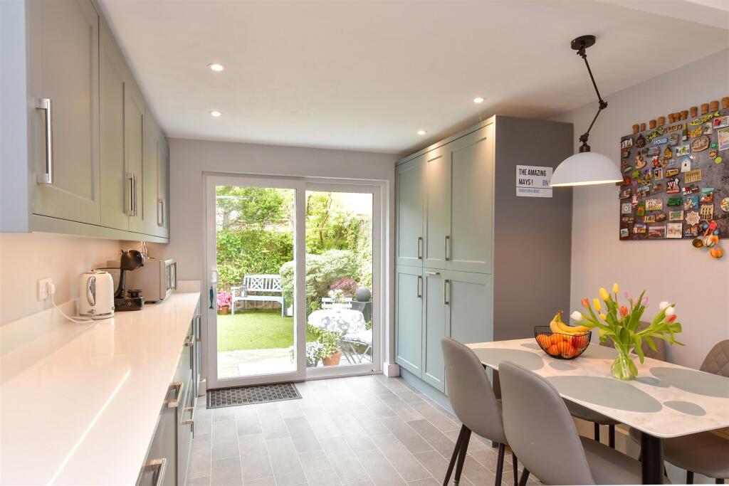 Kitchen/ Breakfast Room