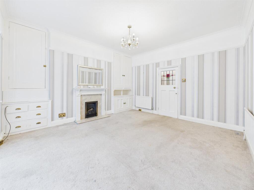 Dining room: