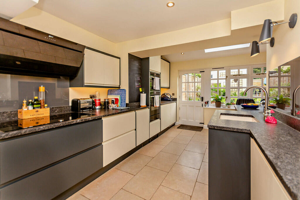 8601540-interior1...