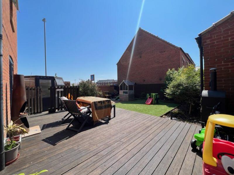 Decking to rear garden