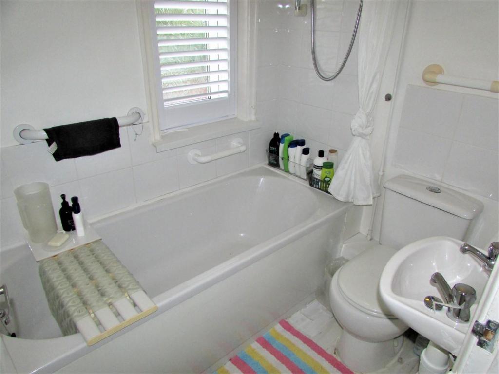 RosebankRd76bath.JPG