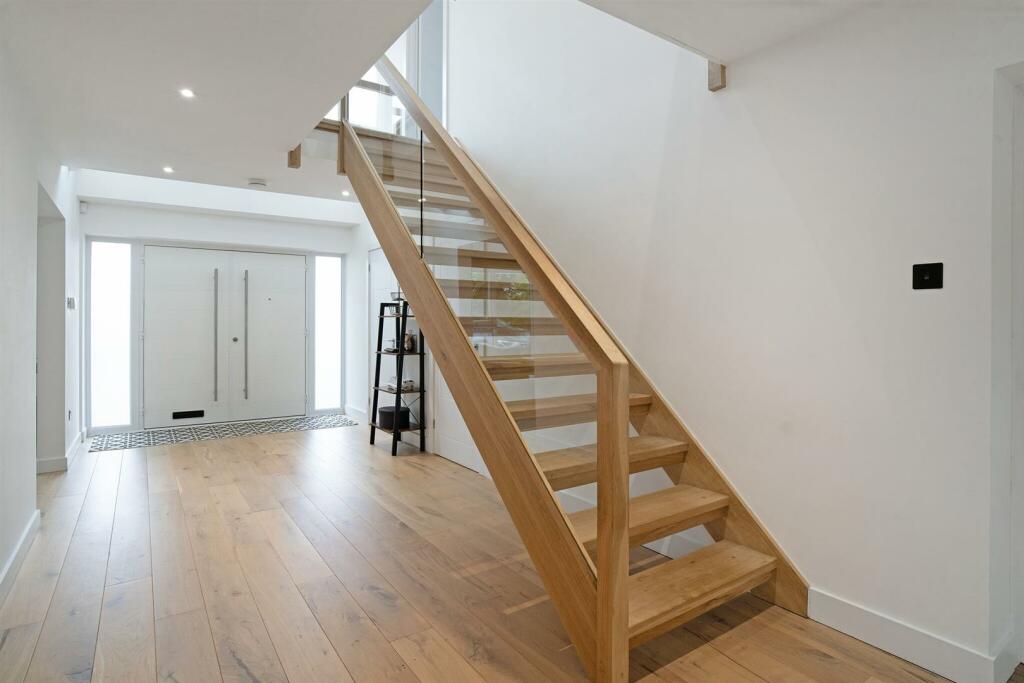 69519_3 Ashley Close, Charlton Kings - (8)_low.jpg