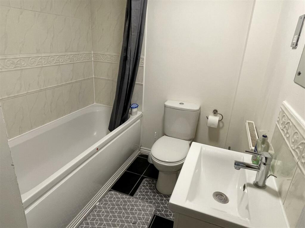 Bathroom 1.JPG