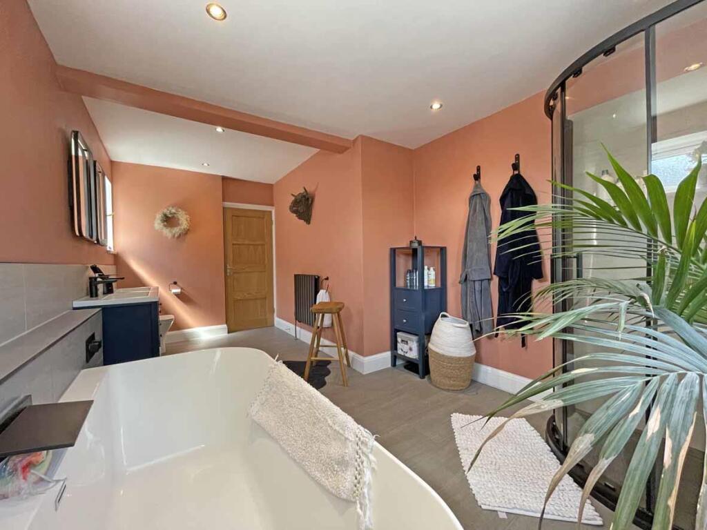 Beacon Down Avenue 40 - Bathroom 1.jpg