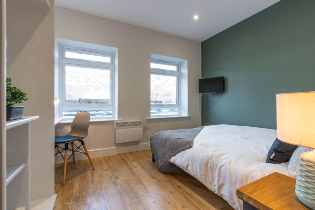 Flat 2, 122 Walter Road Bedroom 2