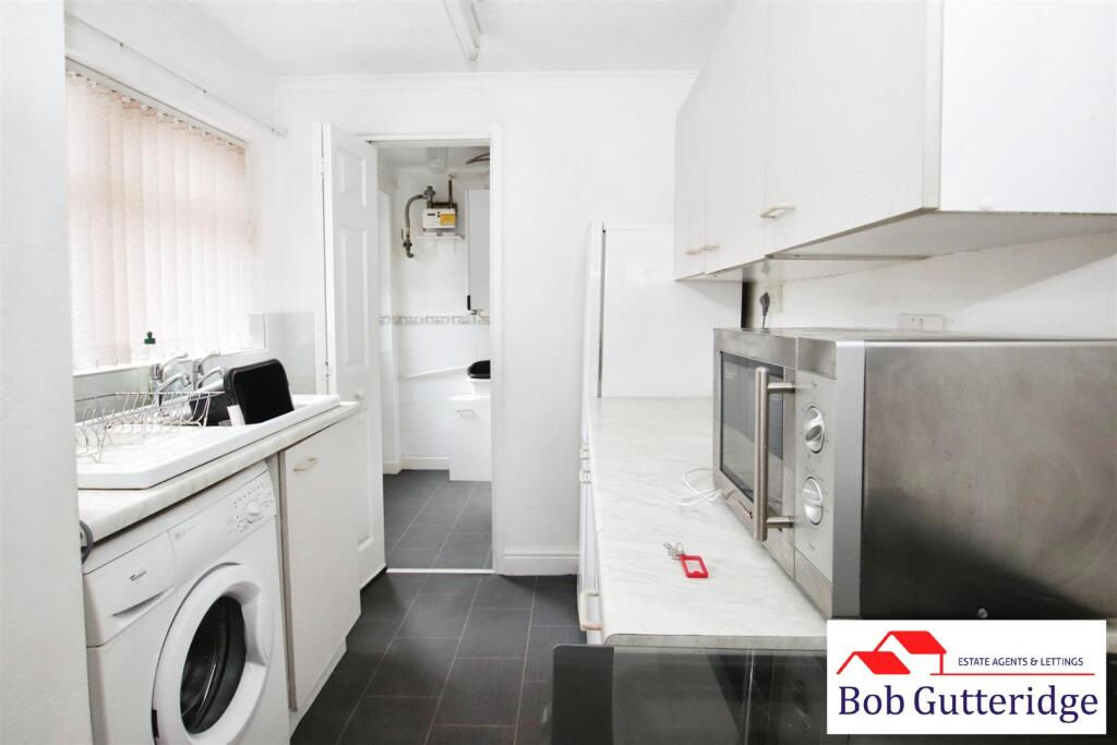 FITTED KITCHEN