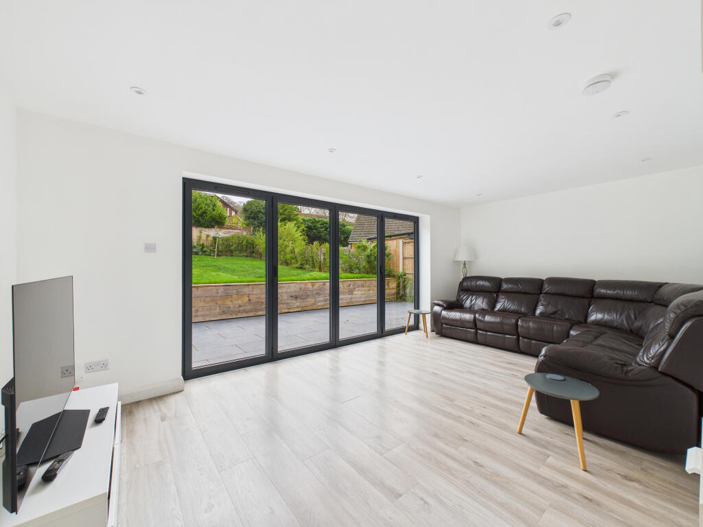 CAM01984G0-PR0530-STILL005