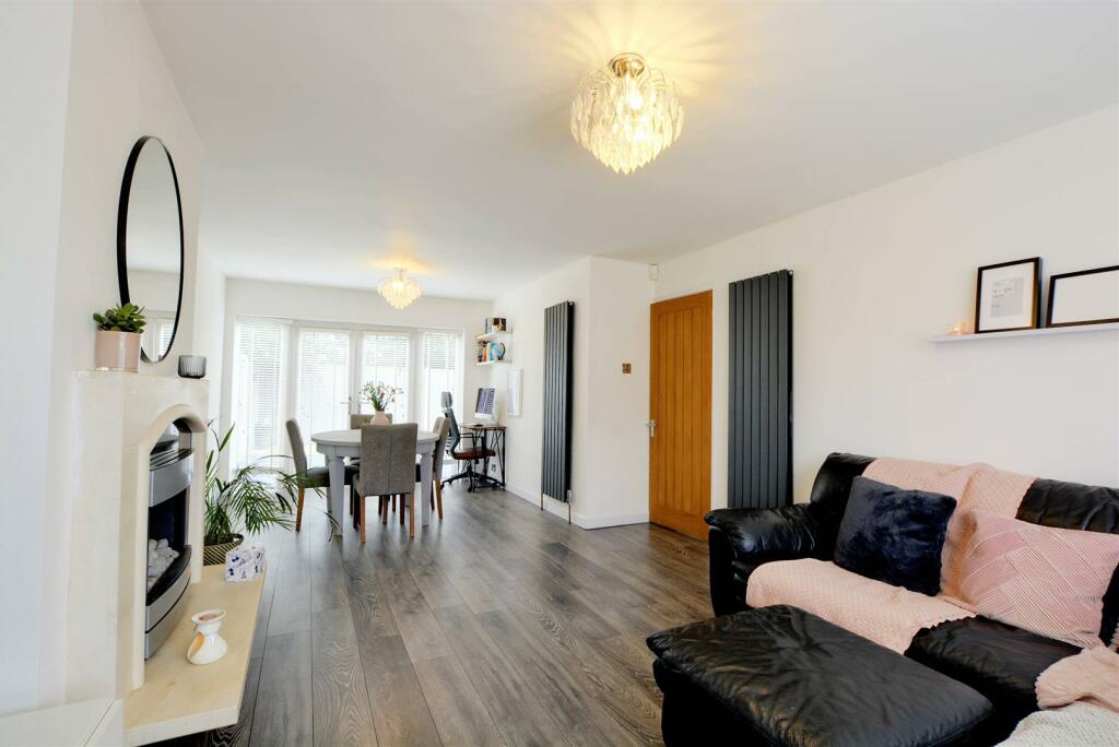 THROUGH LOUNGE/DINER