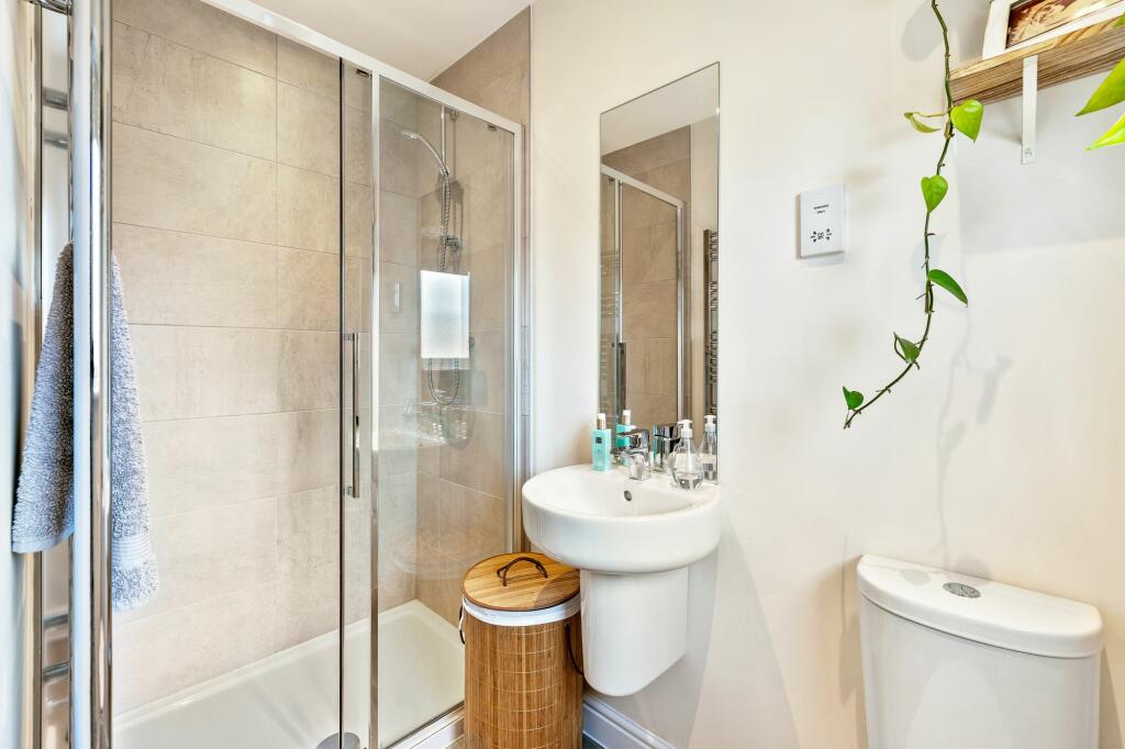 Second bedroom en-suite shower room