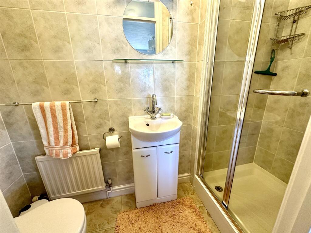 EN-SUITE SHOWER ROOM