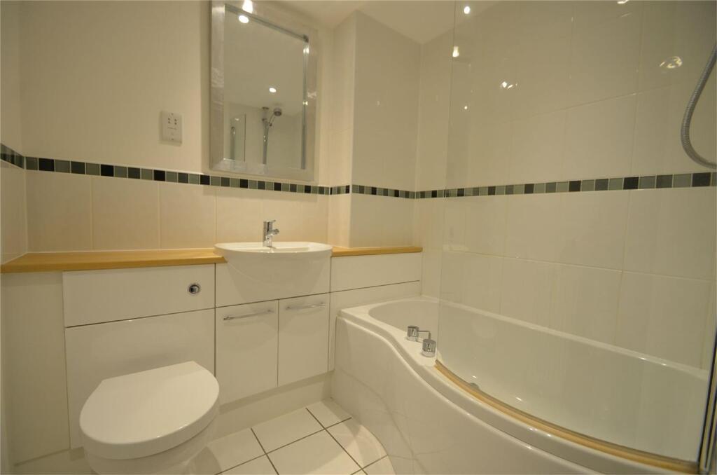 31 Heronslee - Bathroom.jpg