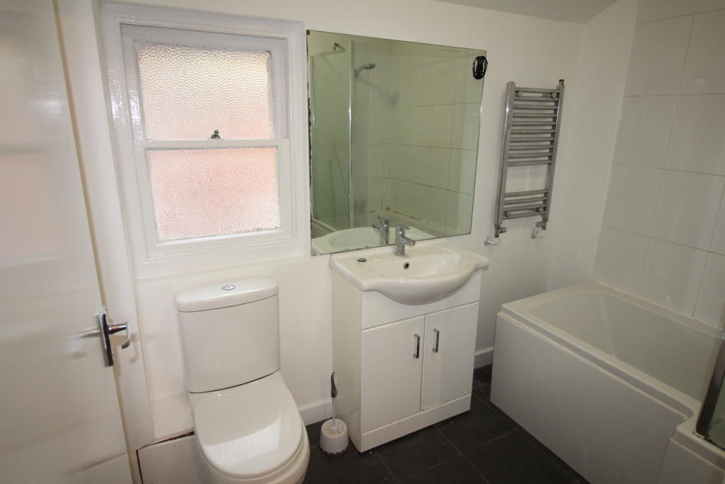 enys bathroom.JPG