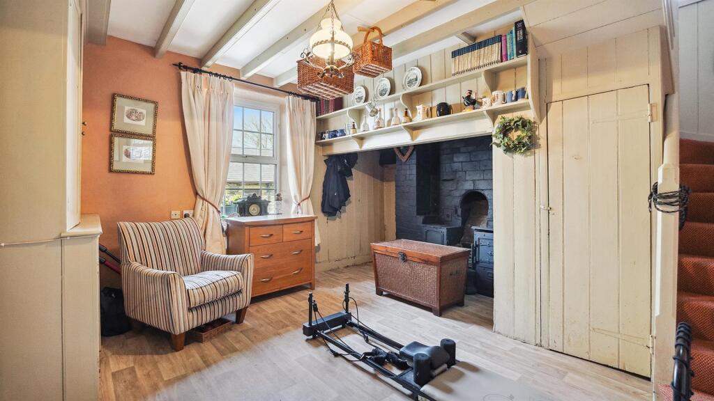 ATTRACTIVE REAR SNUG