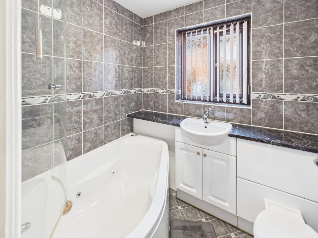 CAM04233G0-PR0024-STILL010