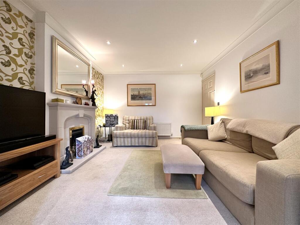 Spacious Lounge 296