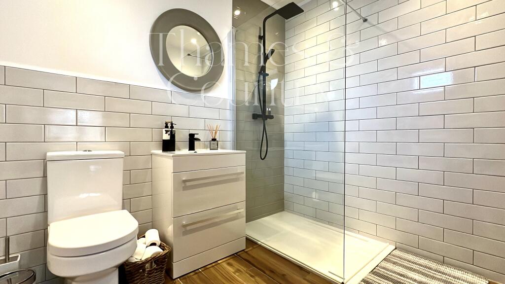 Primary bedroom en-suite