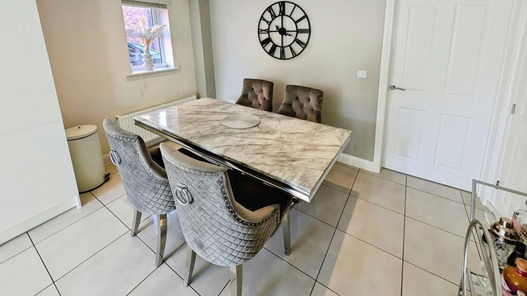 4 Derham Crescent dining a.jpg