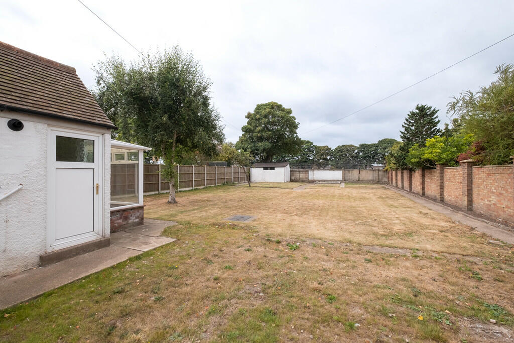 Generous lawn gar...