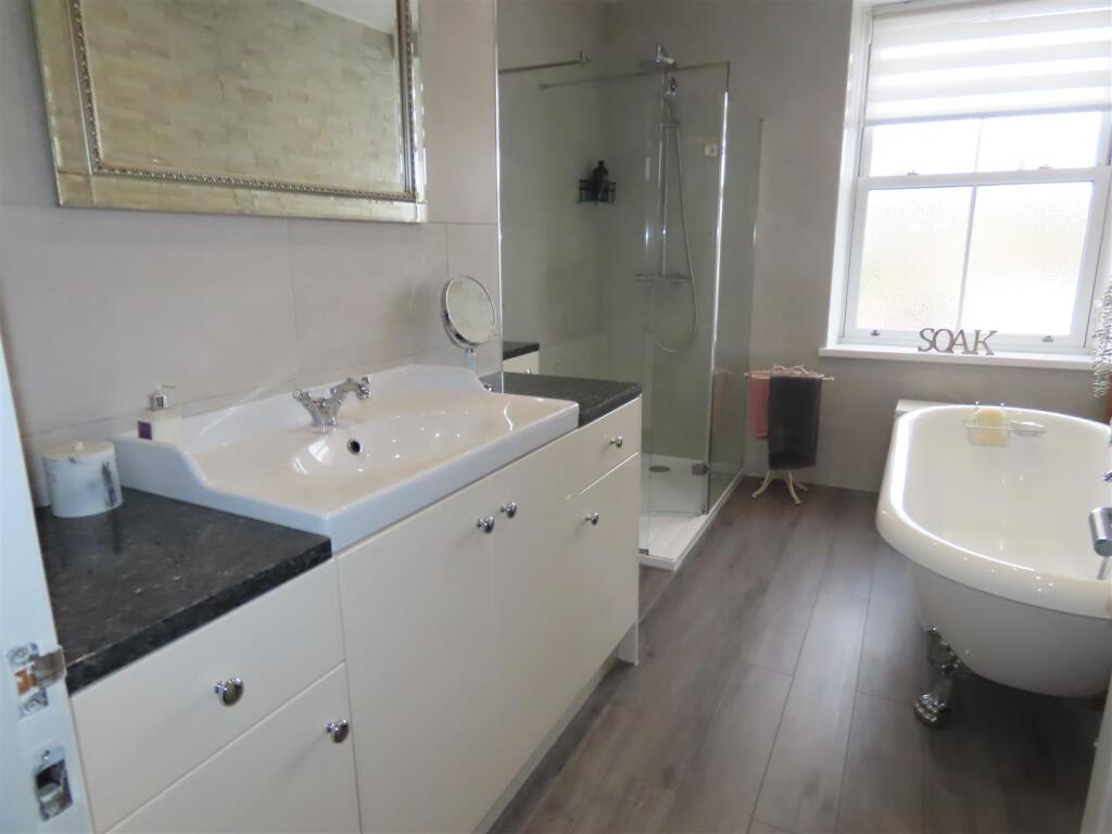 FAMILY BATHROOM