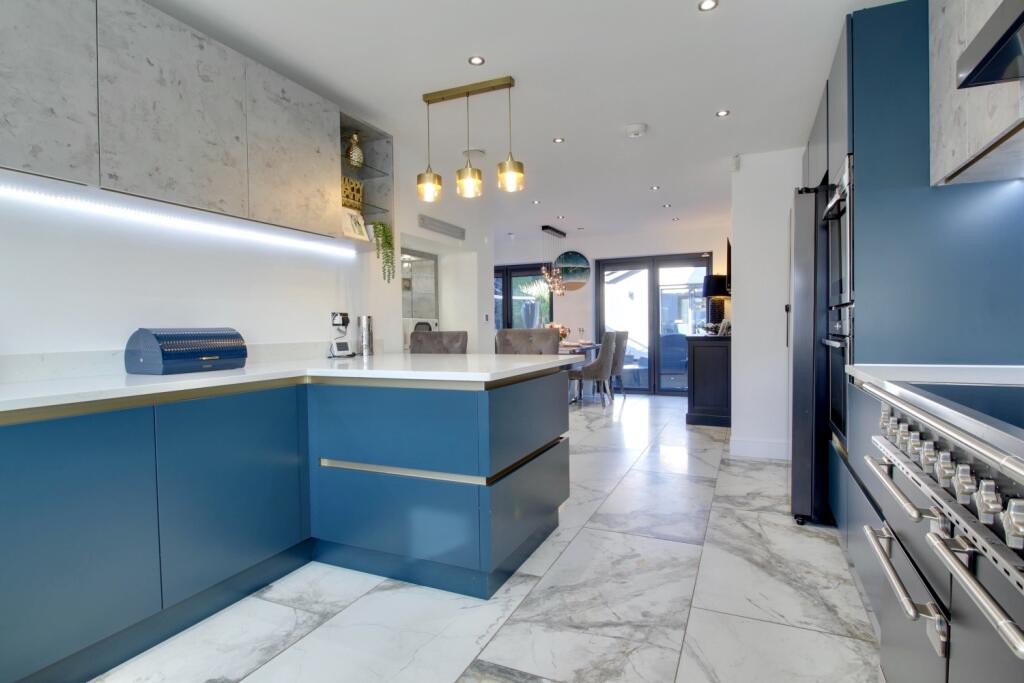 Extensive Kitchen Diner