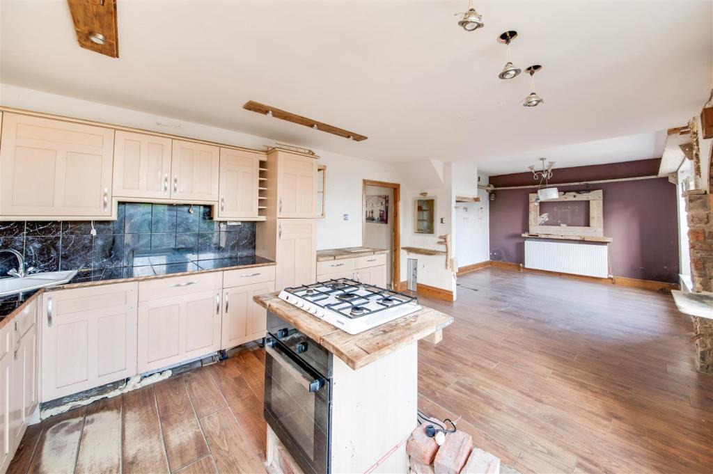 OPEN-PLAN DINING KITCHEN AND FAMILY ROOM
